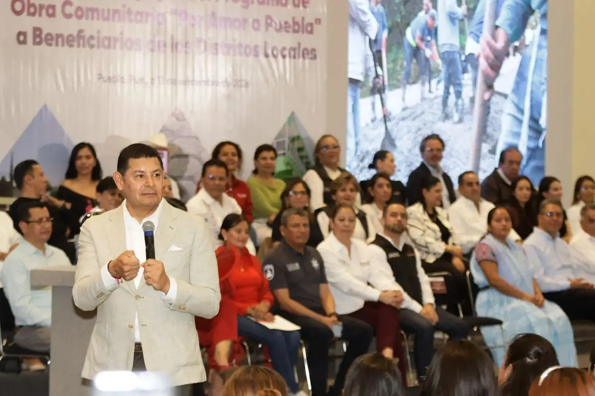 Servir sin distintivos partidistas, pide Alejandro Armenta