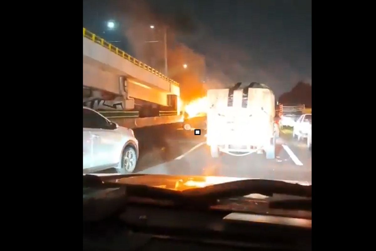 Auto volcado se incendia en la México-Puebla, a la altura de La Virgen | Foto: Cortesía