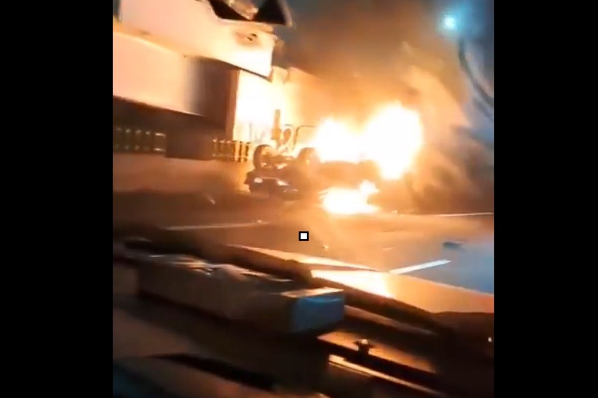 Auto se incendia en la México-Puebla (2)
