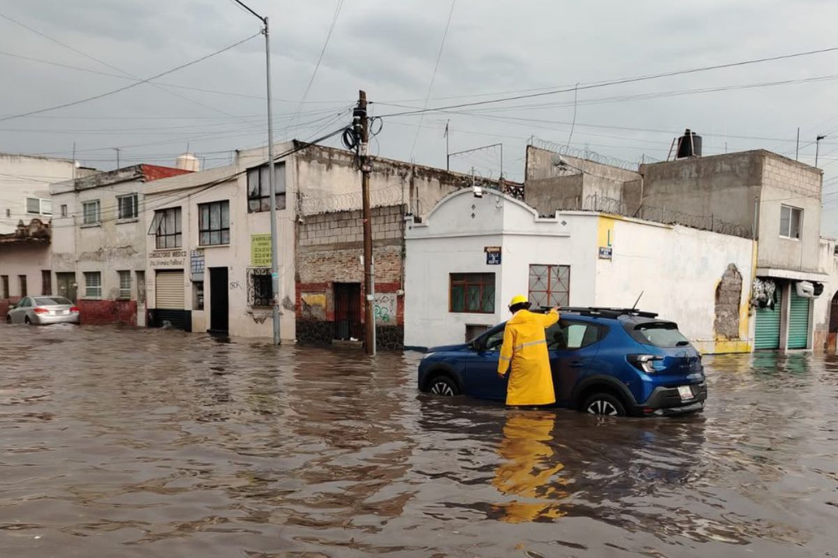 Personal de Protección Civil atiende inundación tras las lluvias del 12 de septiembre en Puebla | Foto: Protección Civil