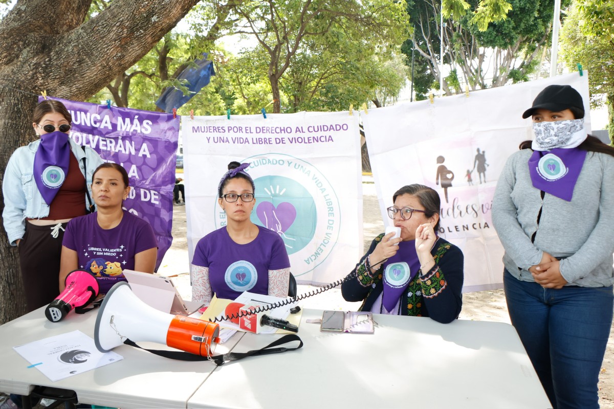 Daniela Flores denuncia a personal de la FGE por incongruencias en su carpeta de violencia familiar 3 Colectivas acompañan a Daniela Flores en rueda de prensa por su denuncia contra personal de la FGE | Foto: Agencia Enfoque