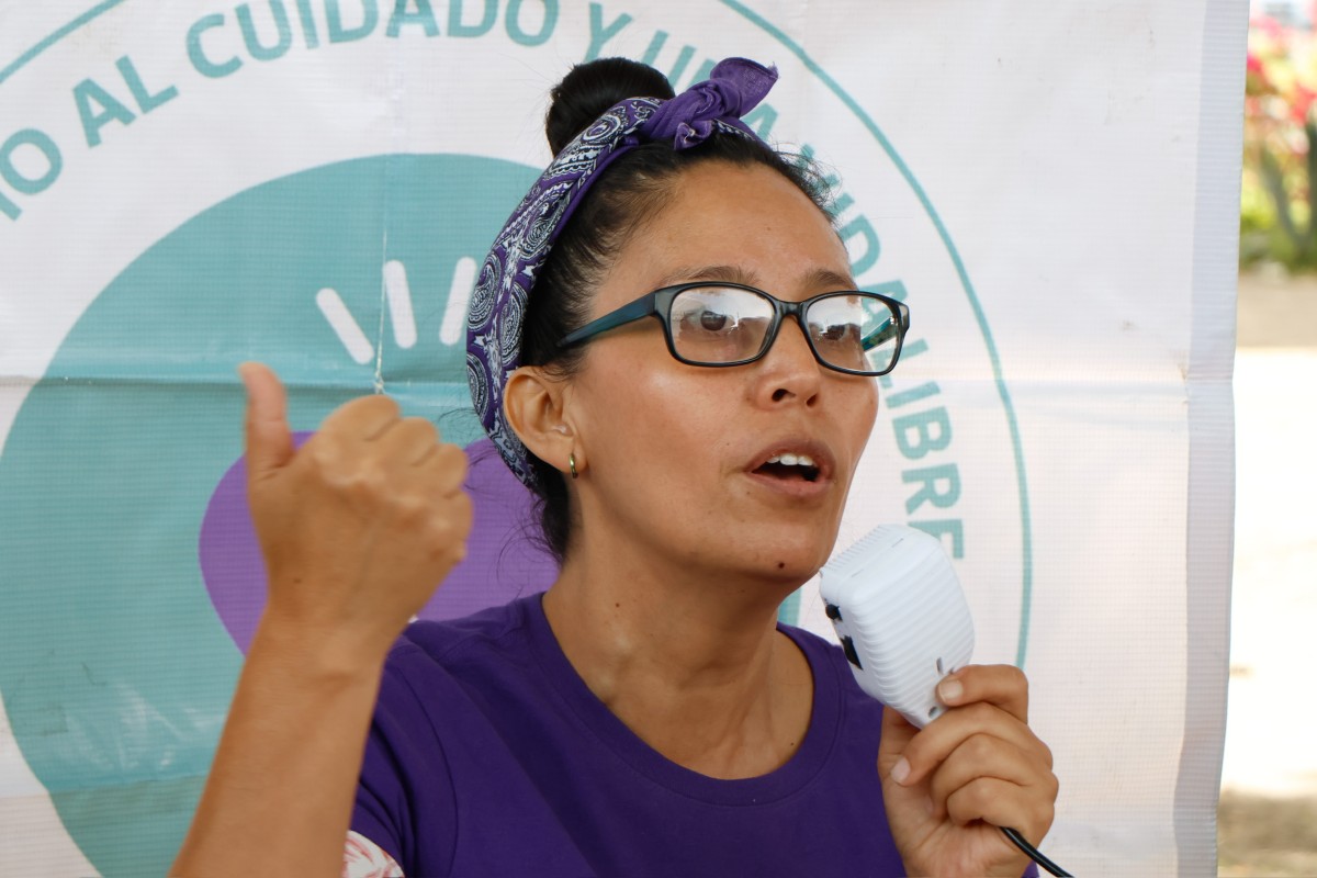 Daniela Flores habla ante medios de comunicación sobre su denuncia a personal de la FGE | Foto: Agencia Enfoque