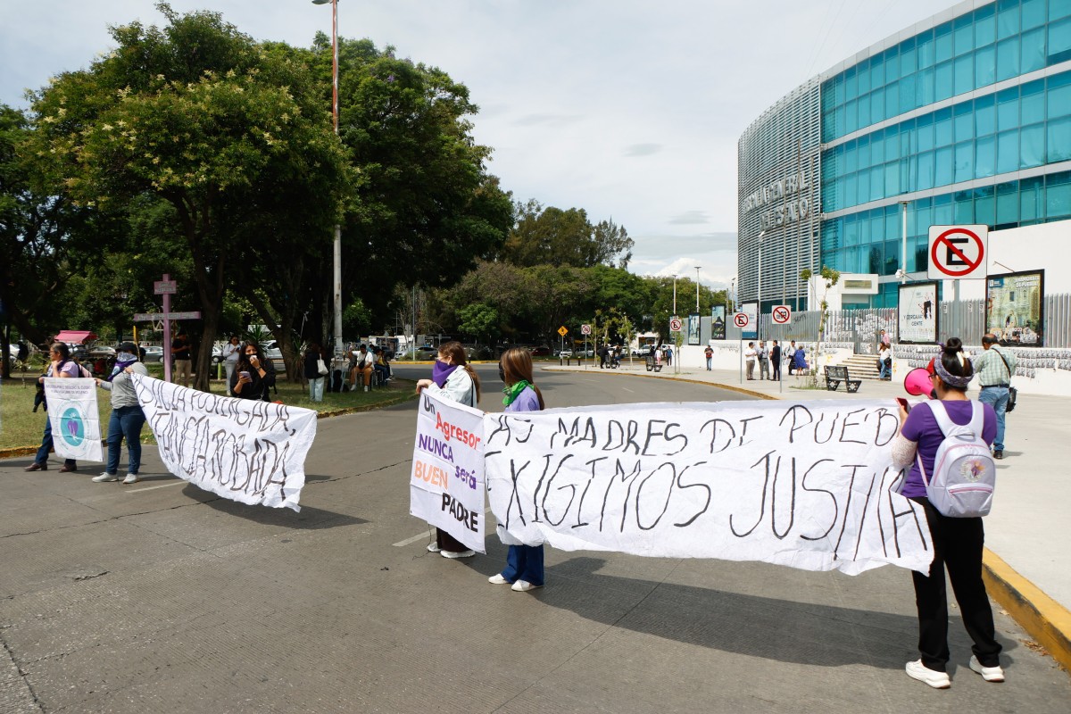 Daniela Flores denuncia a personal de la FGE por incongruencias en su carpeta de violencia familiar 4 Manifestantes exigen justicia para Daniela Flores con mantas afuera de las instalaciones de la FGE | Foto: Agencia Enfoque