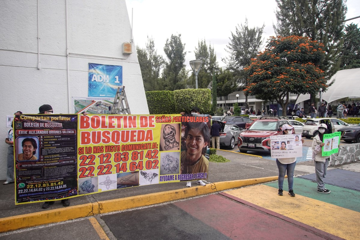 Familiares y colectivos muestran un boletín de búsqueda de Erik Alejandro Briones Valencia en el caso Erik Alejandro | Foto: Agencia Enfoque
