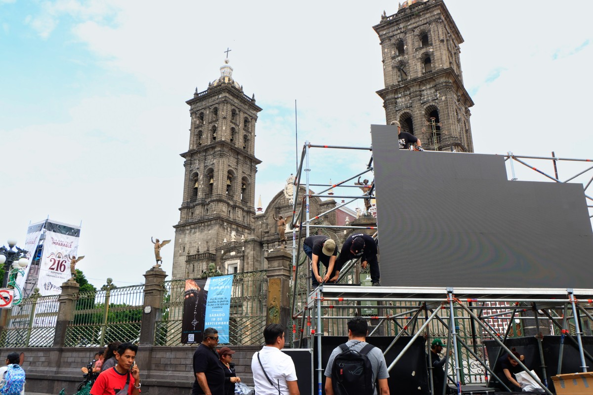 Instalación de estructuras y pantallas frente a la Catedral de Puebla para el Grito de Independencia | Foto: Especial