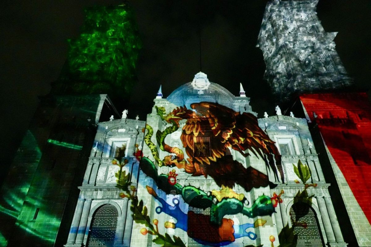 Proyección con el escudo nacional en fachada de Puebla previo al 15 de septiembre | Foto: Especial