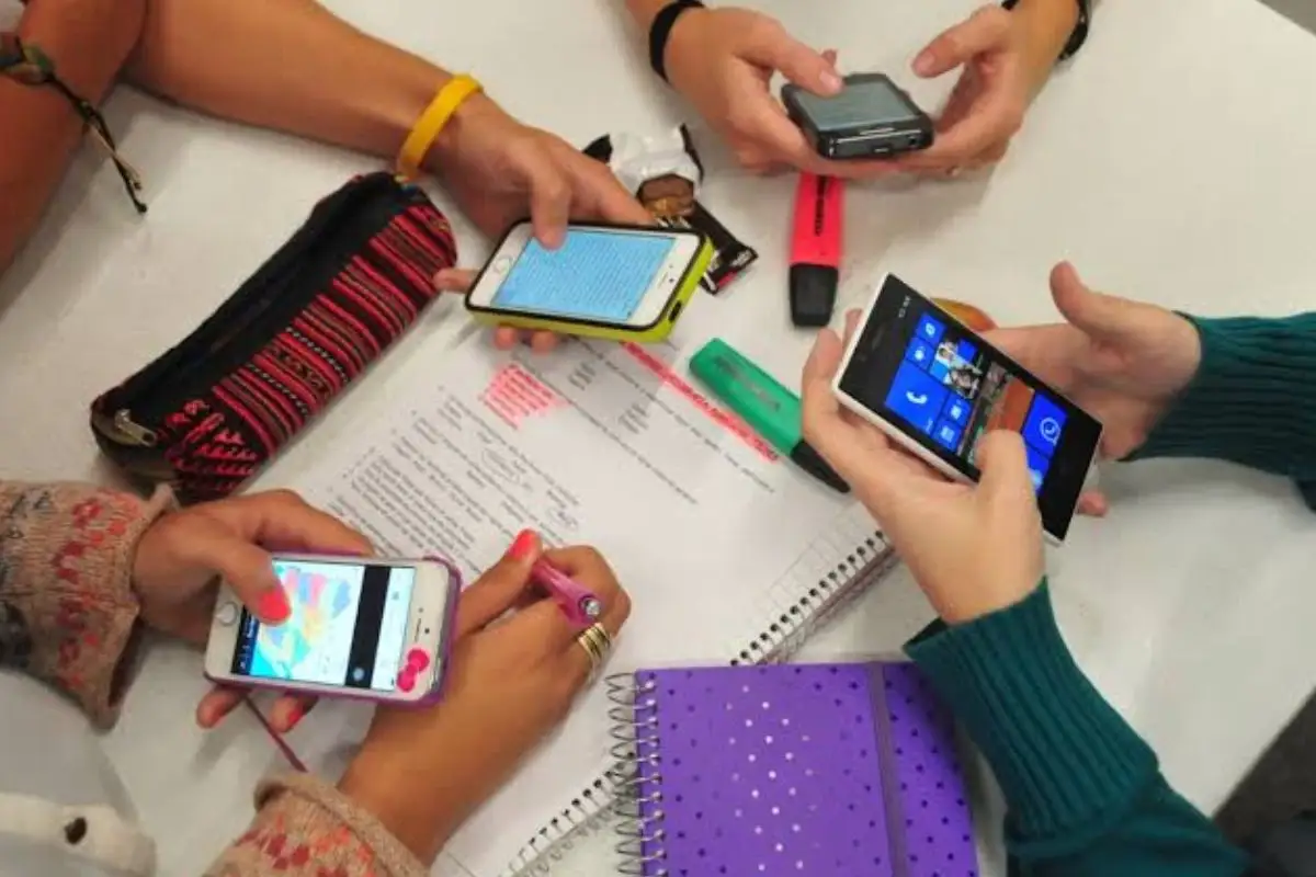 Uso de celulares en escuelas de Puebla estará prohibido