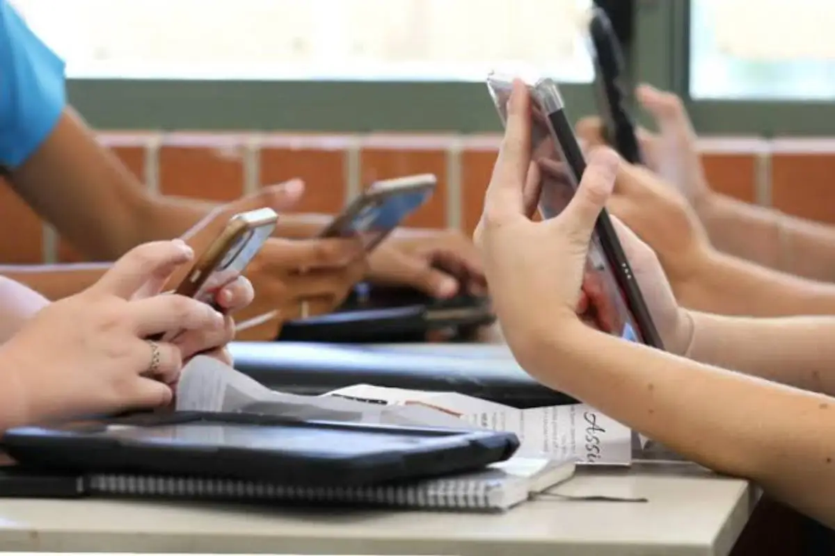 Uso de celulares en escuelas de Puebla estará prohibido