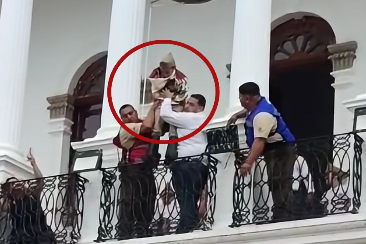 Niño recrea salto de Juan Escutia