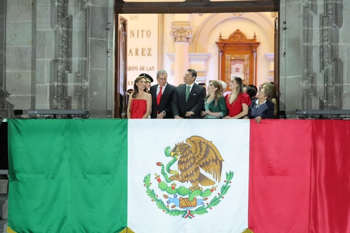 Gobernador Alejandro Armenta Mier durante la ceremonia del Grito de Independencia en Puebla | Foto: Cortesía