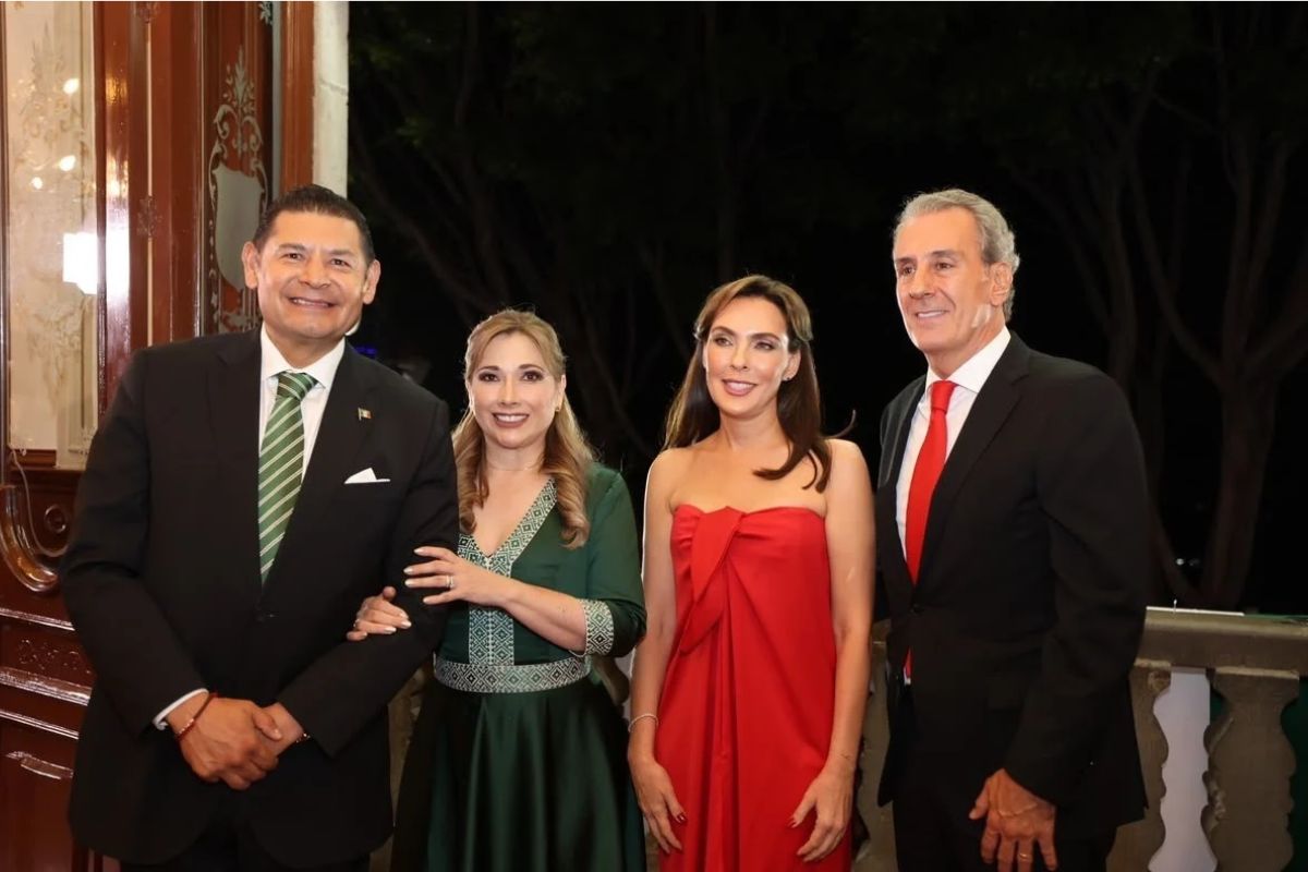 Gobernador Armenta Mier honra a heroínas y madres buscadoras en el Zócalo de Puebla | Foto: Cortesía