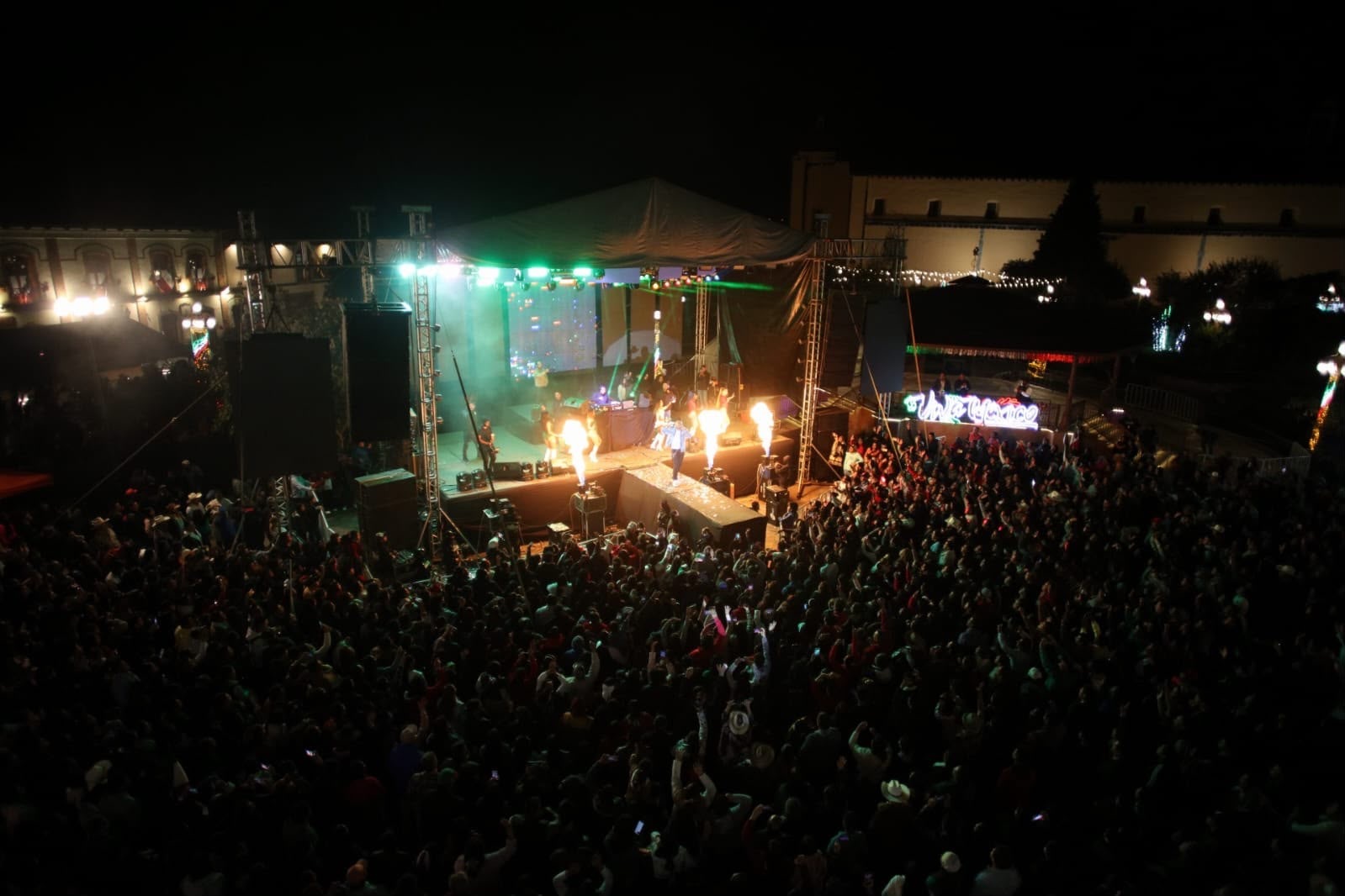 Todo un éxito el Grito de Independencia en Zacatlán; Sonido Famoso puso a bailar a 10 mil personas 2 Bety Sánchez encabeza el Grito de Independencia en Zacatlán | Foto: Cortesía