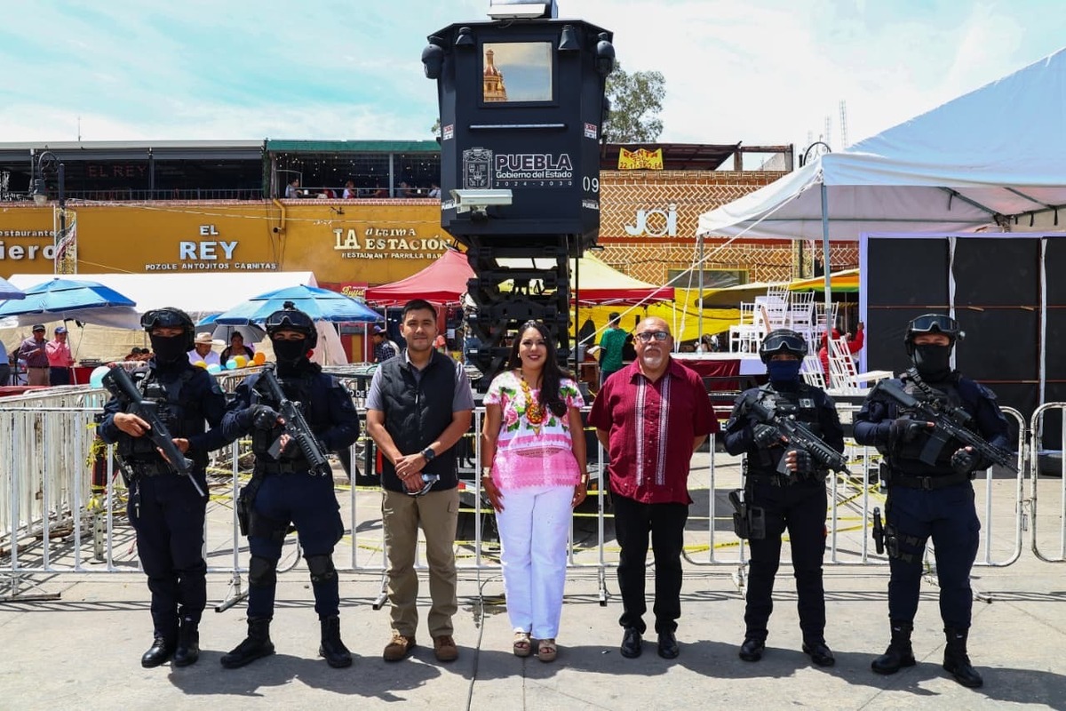 Tonantzin Fernández encabeza el desfile del 16 de septiembre en Cholula | Foto: Cortesía
