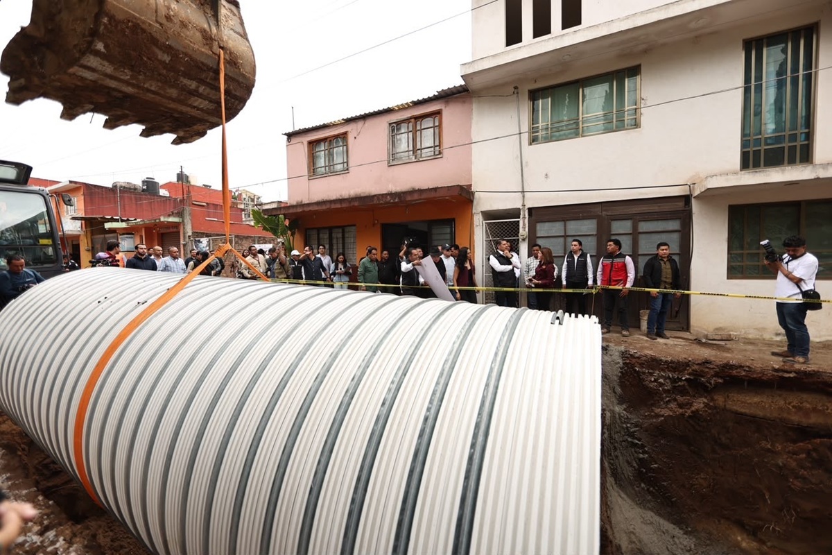 Alejandro Armenta y Bety Sánchez supervisan construcción de colector pluvial de San Bartolo