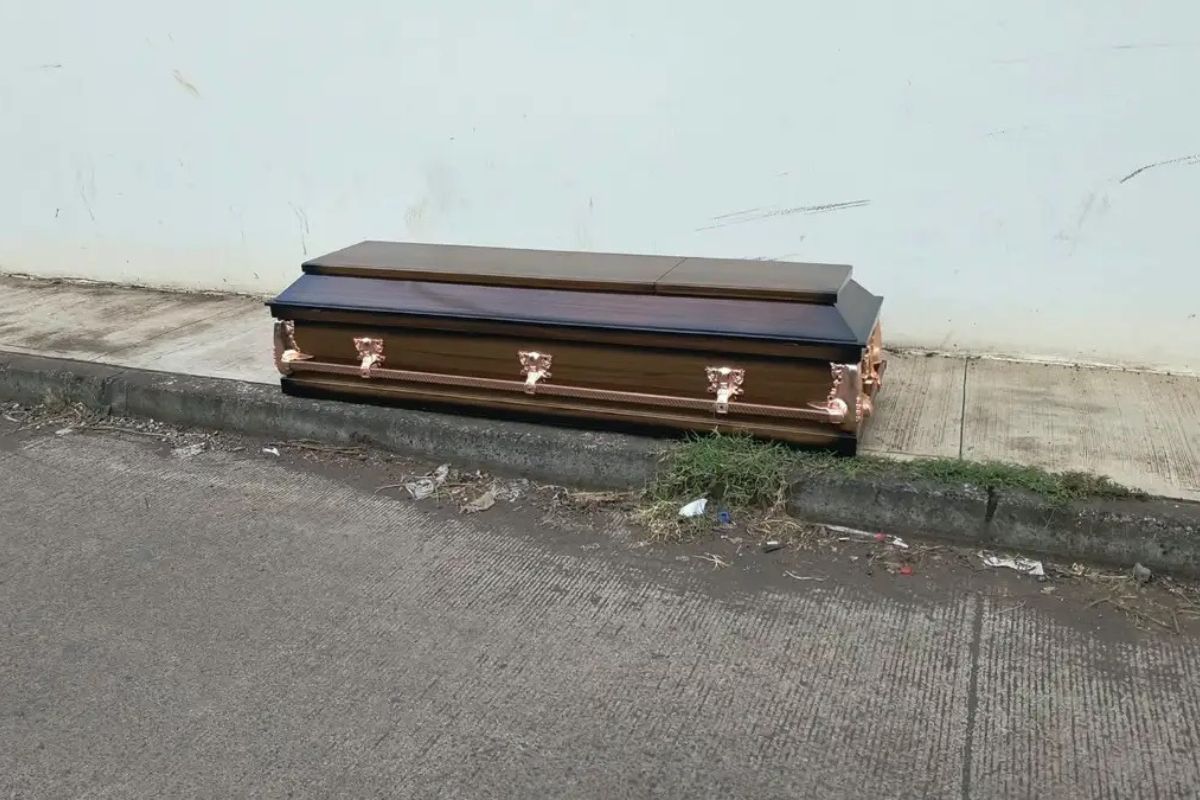 Abandonan un cadáver dentro de un ataúd en Uruapan y todo queda grabado