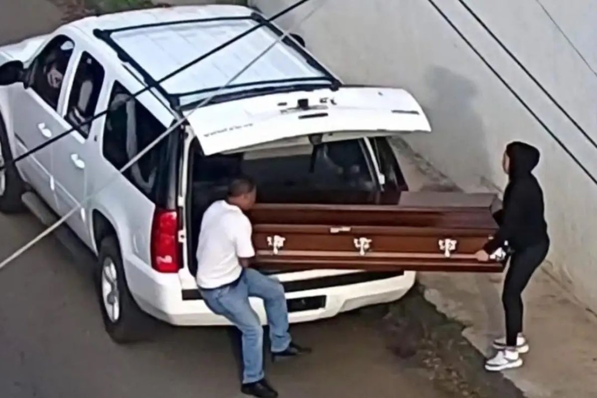 Abandonan un cadáver dentro de un ataúd en Uruapan y todo queda grabado