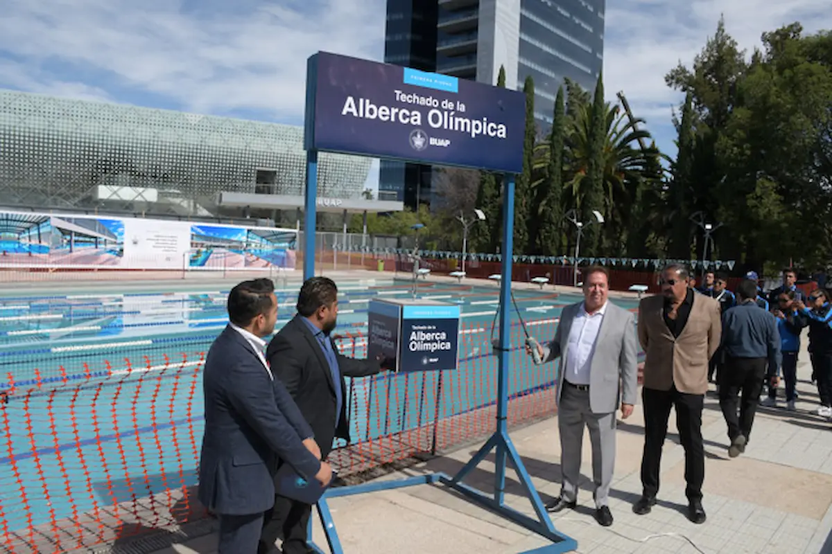 Colocan primera piedra del techado de la alberca olímpica en el Centro Acuático Universitario BUAP