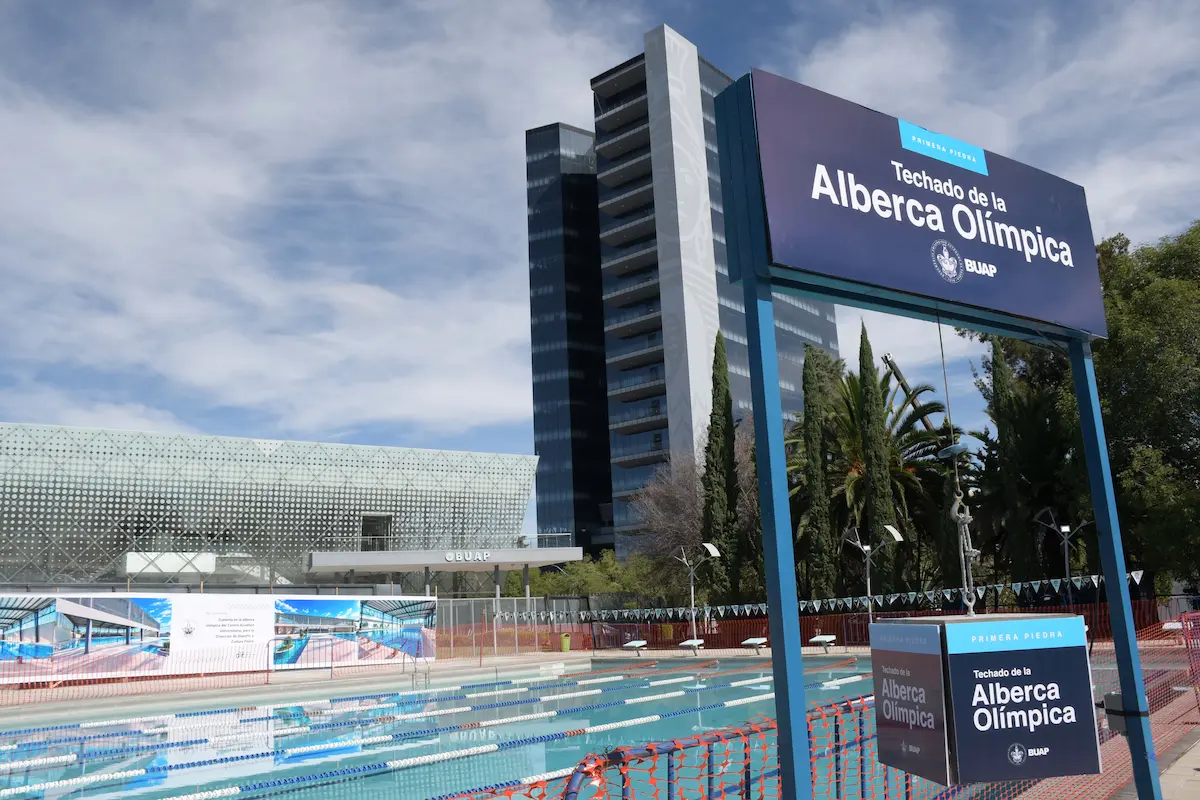 Colocan primera piedra del techado de la alberca olímpica en el Centro Acuático Universitario BUAP