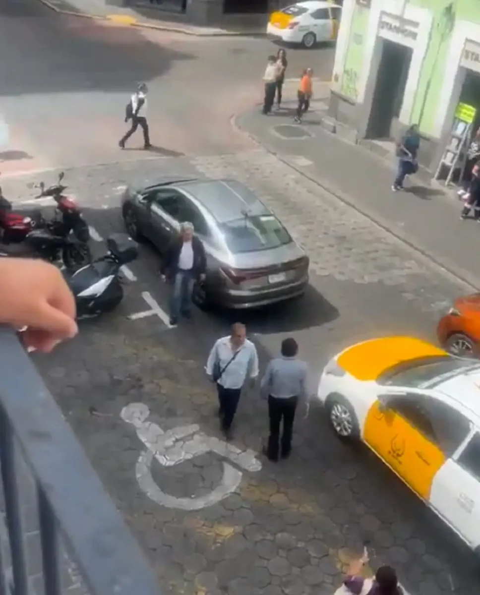 Taxista y un conductor de plataforma se pelean por el pasaje