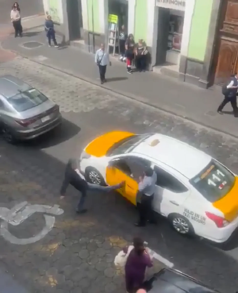 Taxista y un conductor de plataforma se pelean por el pasaje