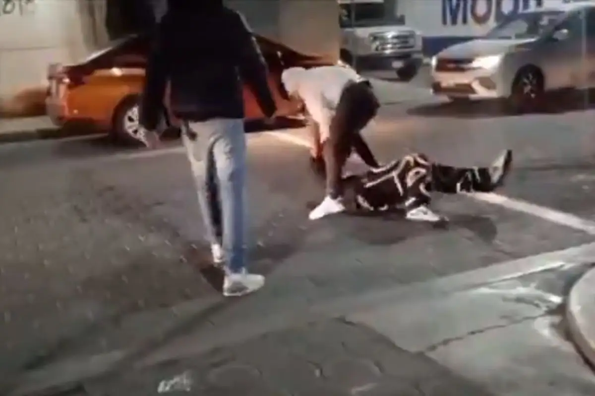 Jóvenes pelean afuera del salón VIP de Tehuacán