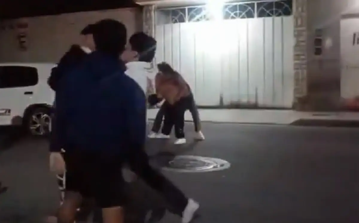 (VIDEO) Jóvenes protagonizan pelean durante fiesta en el salón VIP de Tehuacán 2 Jóvenes pelean afuera del salón VIP de Tehuacán