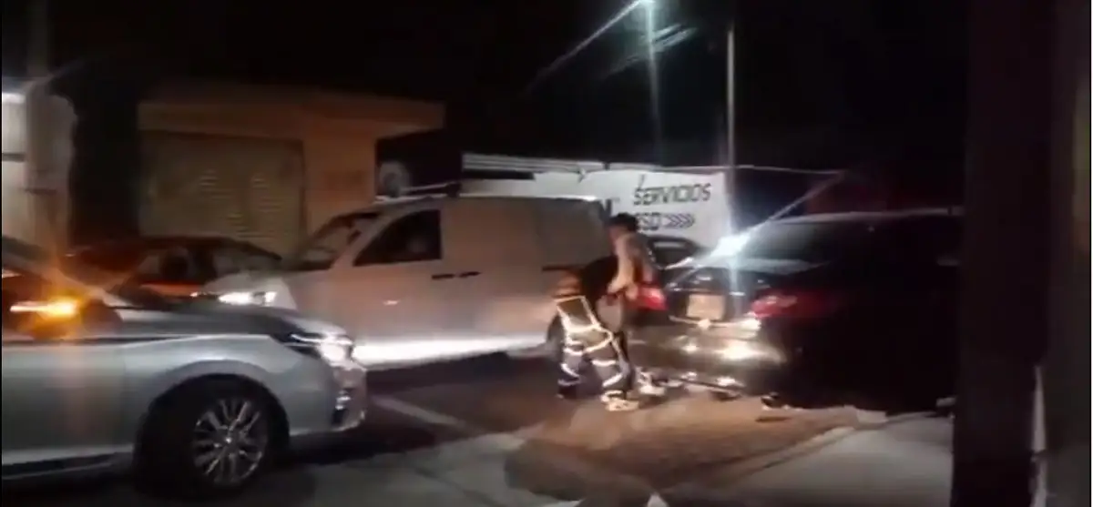(VIDEO) Jóvenes protagonizan pelean durante fiesta en el salón VIP de Tehuacán 3 Jóvenes pelean afuera del salón VIP de Tehuacán