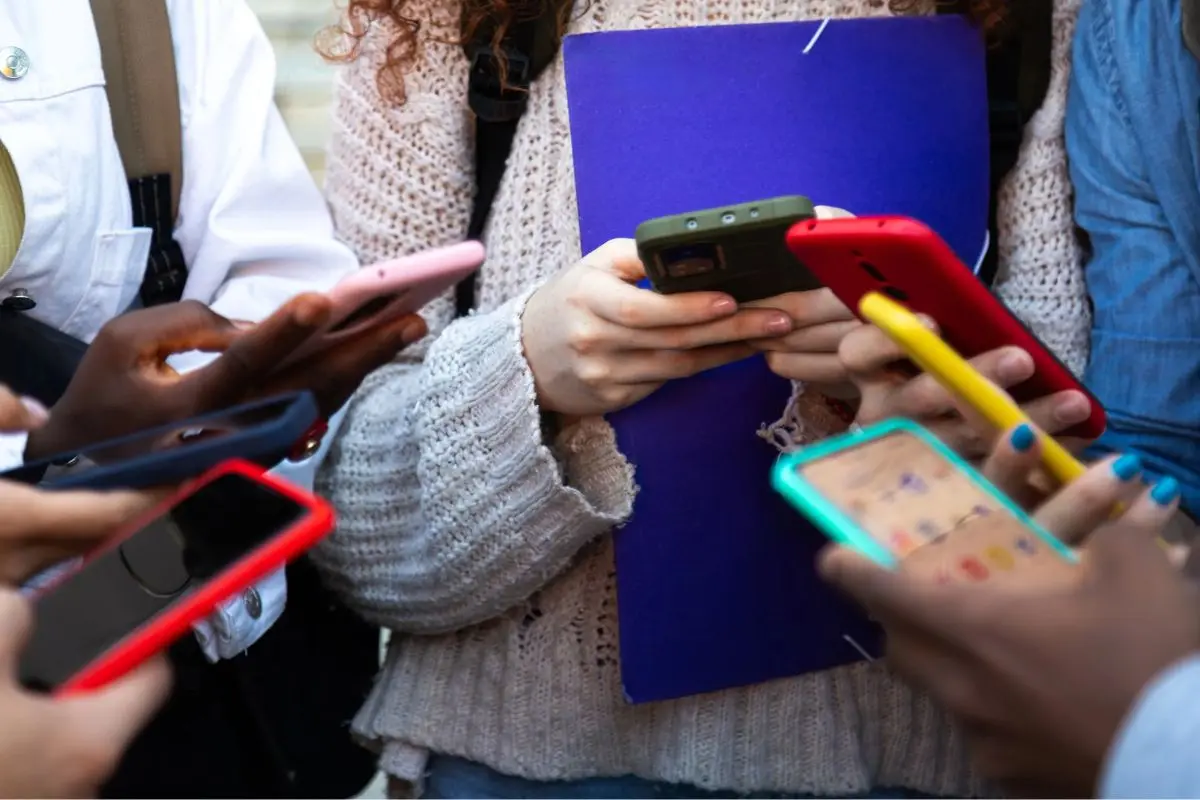 Regulación del uso de celulares en escuelas inicia en noviembre
