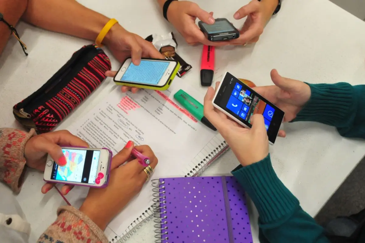 Regulación del uso de celulares en escuelas inicia en noviembre