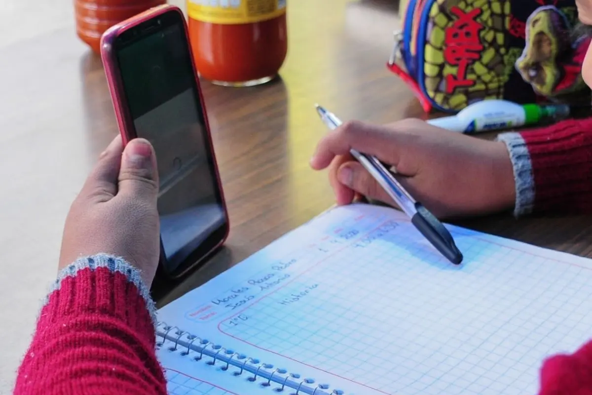 Regulación del uso de celulares en escuelas inicia en noviembre
