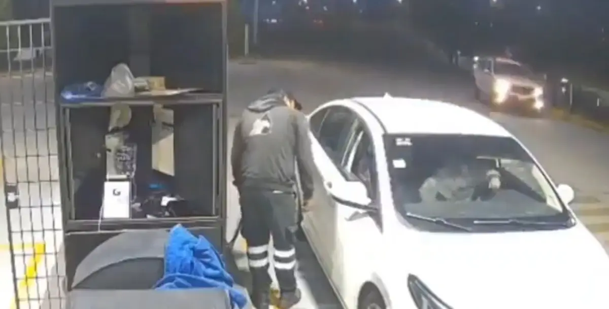 Conductor escapó de gasolinera tras cargas más de mil pesos