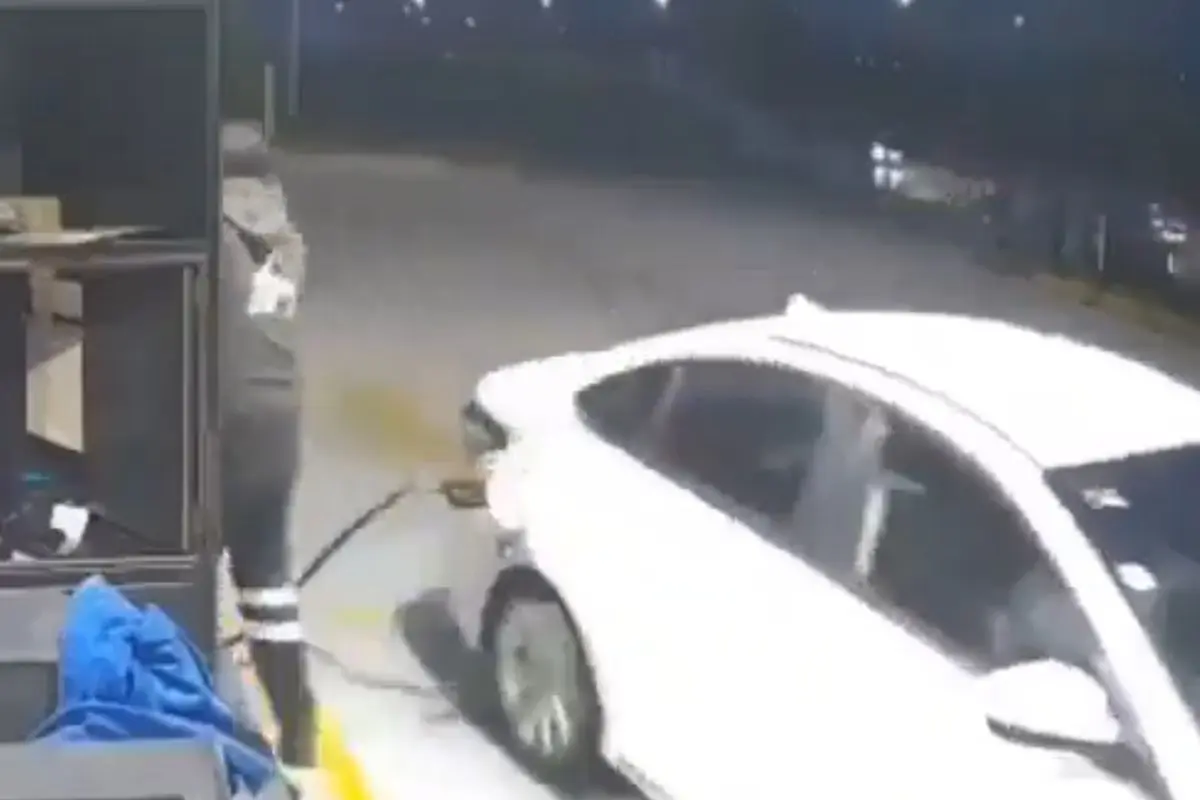 Conductor escapó de gasolinera tras cargas más de mil pesos