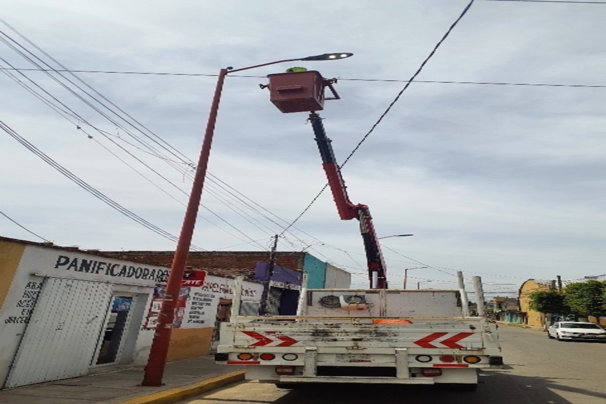 Cuadrillas realizan mantenimiento y alumbrado público en barrios y juntas auxiliares | Foto: Cortesía
