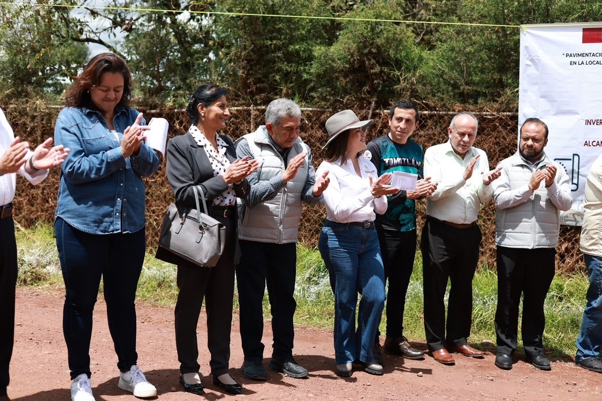 Bety Sánchez encabeza inicio de pavimentación de calle 20 de Noviembre en Tomatlán | Foto: Cortesía