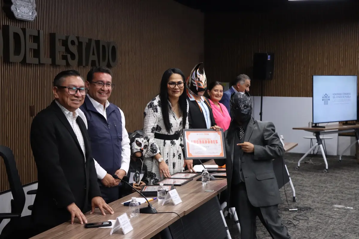 Diputada de MC reconoce a luchador en proceso de violencia familiar en Puebla
