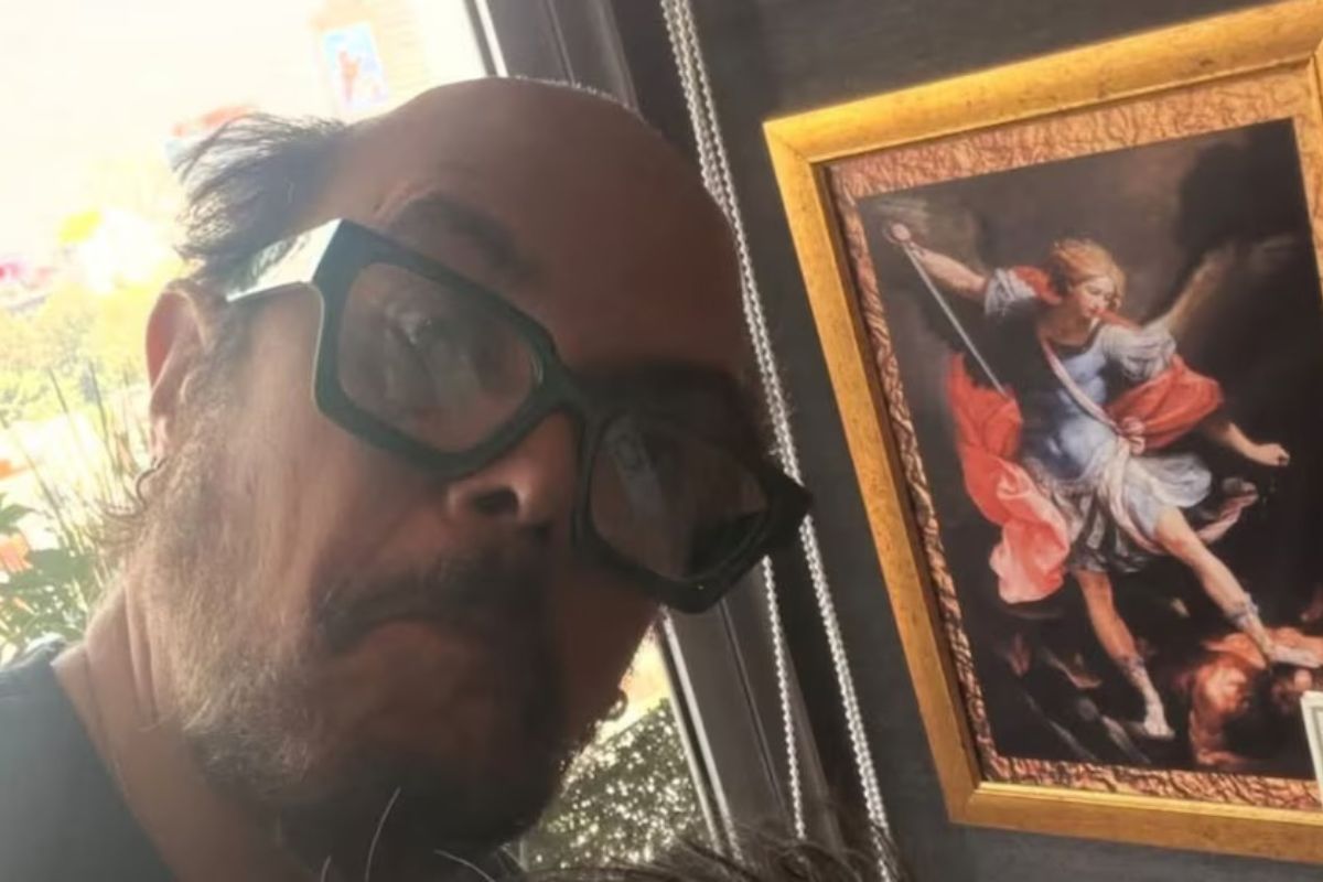 Aleks Syntek publica foto sin peluquín durante unos segundos