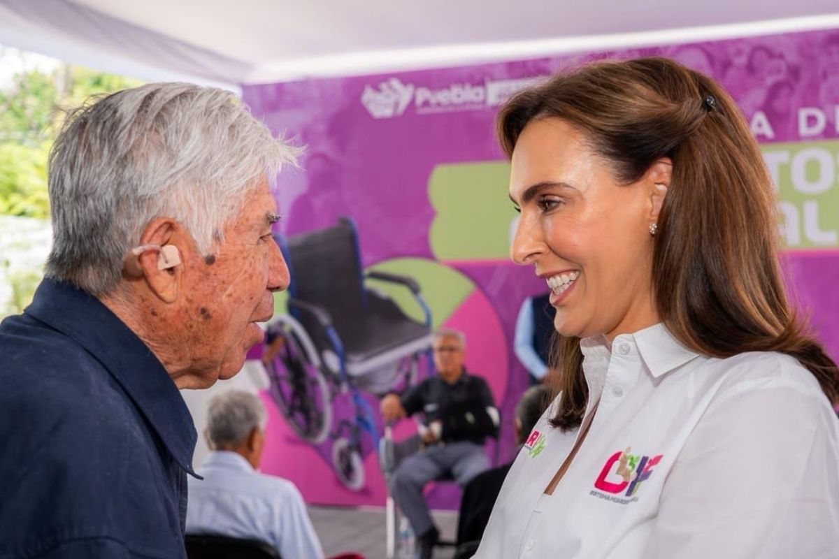 MariElise Budib entrega 60 aparatos funcionales y auditivos como parte de las acciones de inclusión del SMDIF