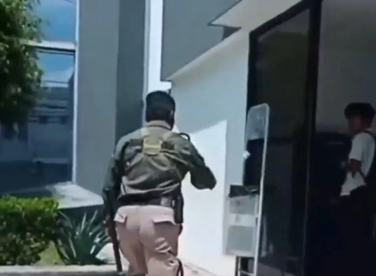 (VIDEO) Guardia tiró fichas de búsqueda en la UPAEP