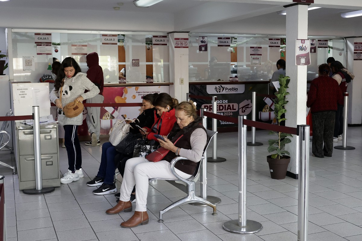 Contribuyentes esperan turno en una oficina de cobro del Predial en Puebla | Foto: Agencia Enfoque