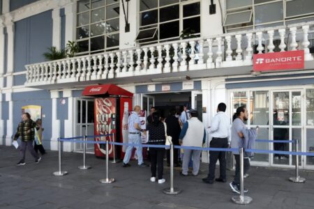 Contribuyentes hacen fila en oficinas de cobro para regularizar el adeudo de los morosos del Predial en Puebla | Foto: Agencia Enfoque