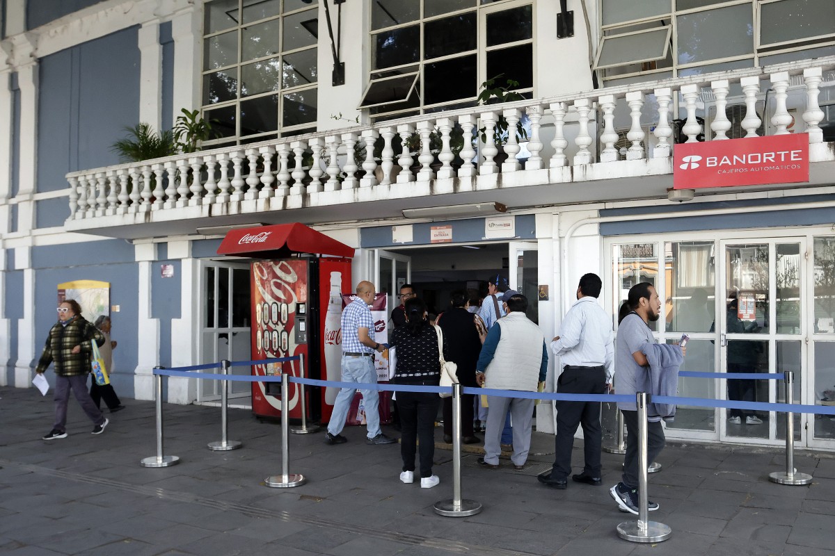 Notificarán a 20 mil morosos del Predial en Puebla vía judicial para que se regularicen 3 Contribuyentes hacen fila en oficinas de cobro para regularizar el adeudo de los morosos del Predial en Puebla | Foto: Agencia Enfoque