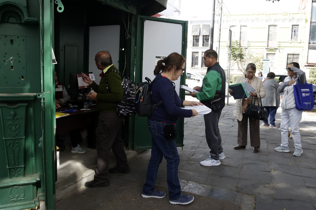 Contribuyentes realizan trámites de pago en un módulo de atención del Predial en Puebla | Foto: Agencia Enfoque