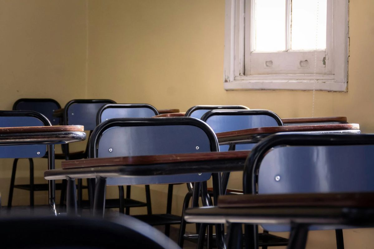 PISA 2025 México: educación media superior en crisis, con 41.8% de jóvenes bajo el nivel básico en las tres áreas 4 Pupitres vacíos en un aula, imagen de la educación media superior tras los resultados de PISA 2025 México | Foto: Cortesía