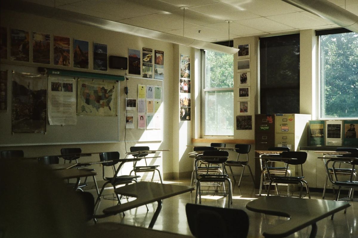 Salón de clases con pupitres vacíos y luz natural, en el contexto de los resultados de PISA 2025 México | Foto: Cortesía