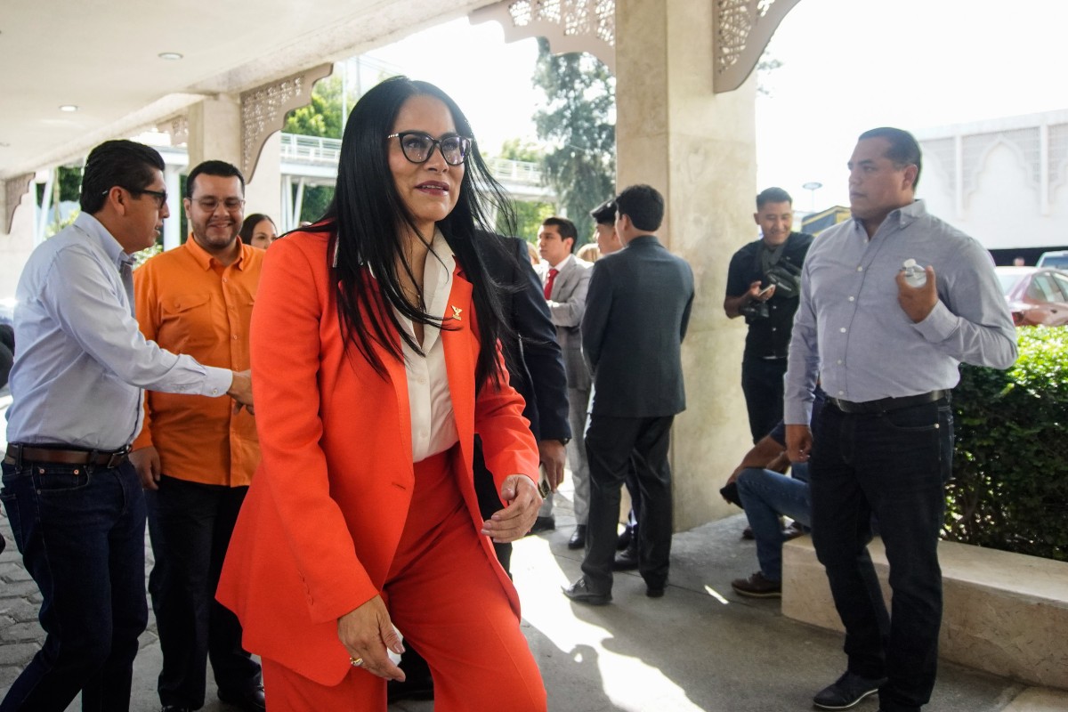 Ante las críticas, Fedrha Suriano se disculpa por dar reconocimiento a luchador violentador 2 La diputada Fedrha Suriano camina en un evento de Movimiento Ciudadano, ante las críticas por el reconocimiento a luchador violentador | Foto: Agencia Enfoque