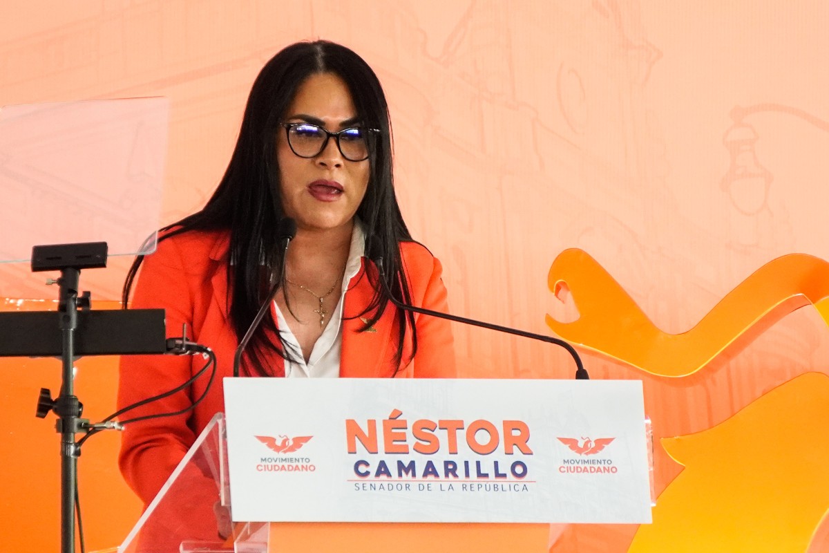 Ante las críticas, Fedrha Suriano se disculpa por dar reconocimiento a luchador violentador 3 Fedrha Suriano ofrece un mensaje en un evento de Movimiento Ciudadano por el reconocimiento a luchador violentador | Foto: Agencia Enfoque