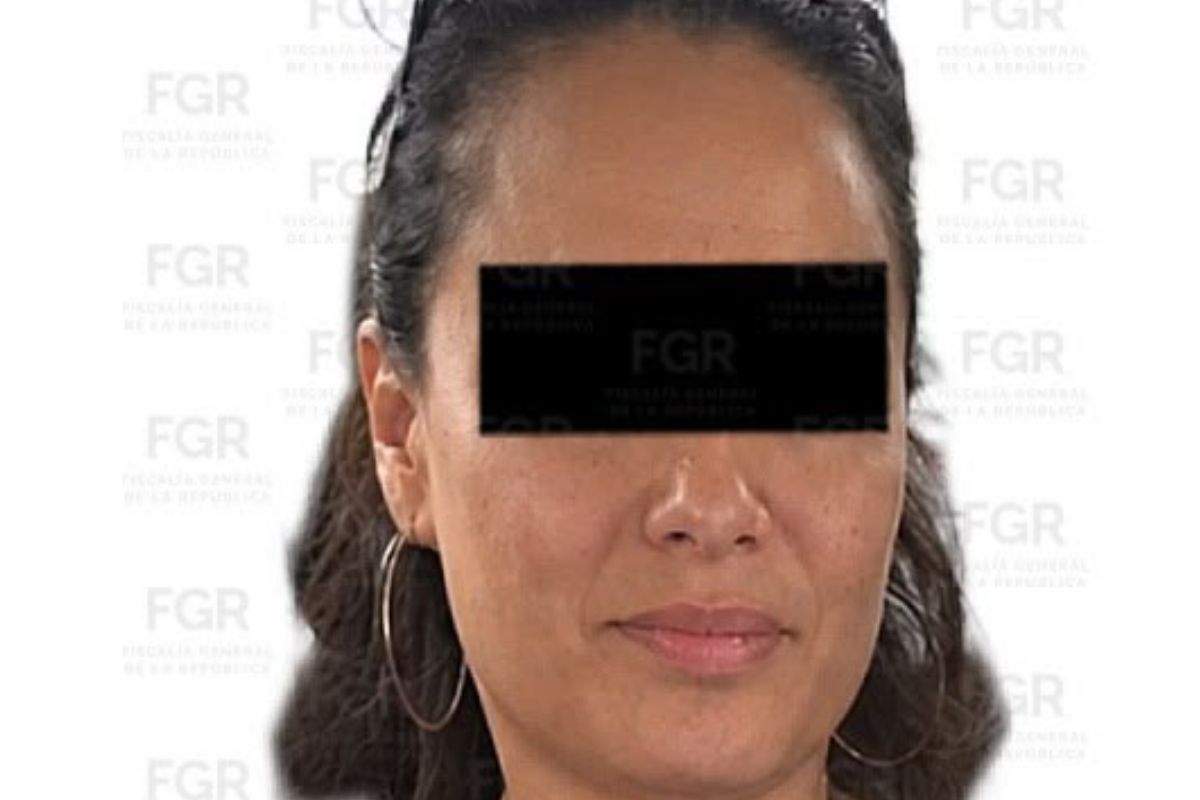 Ficha de la FGR de Ana “N”, la mujer que esclavizaba migrantes según la investigación, con el rostro cubierto | Foto: FGE