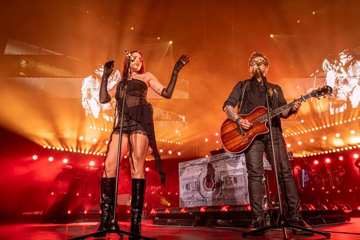 Aleks Syntek confirma que se va de México; el cantante durante un concierto junto a una vocalista | Foto: Cortesía