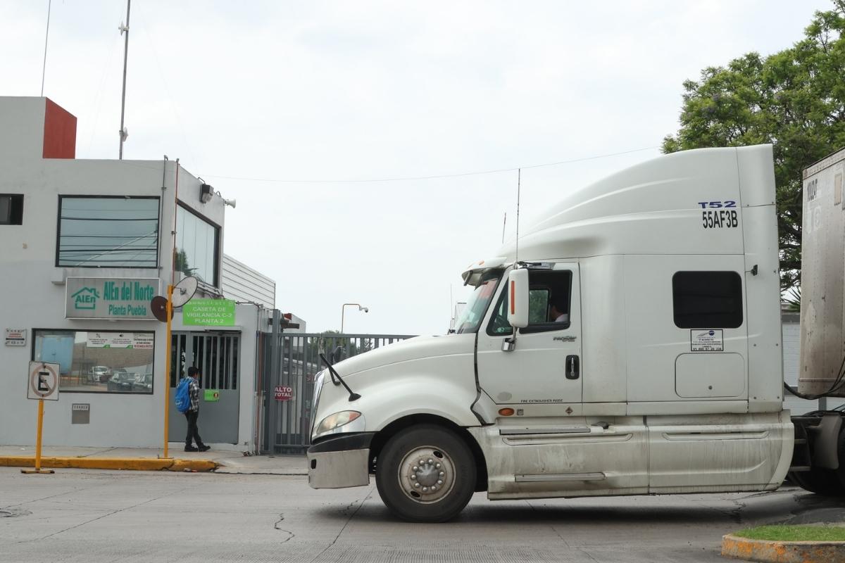 Hasta 3 días al mes arriba del camión: la vida de 209 mil poblanos