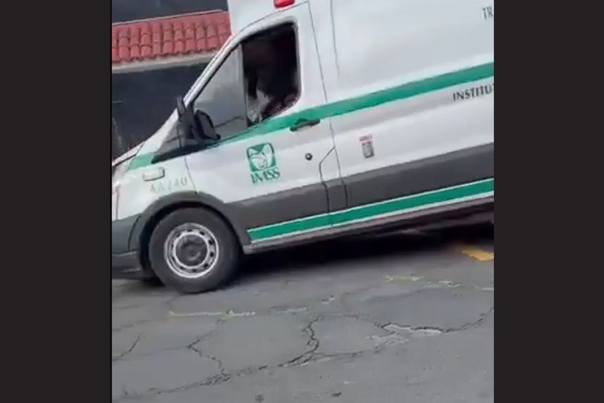 Ambulancia del IMSS involucrada en el choque del chofer ebrio de ambulancia en Azcapotzalco | Foto: Cortesía